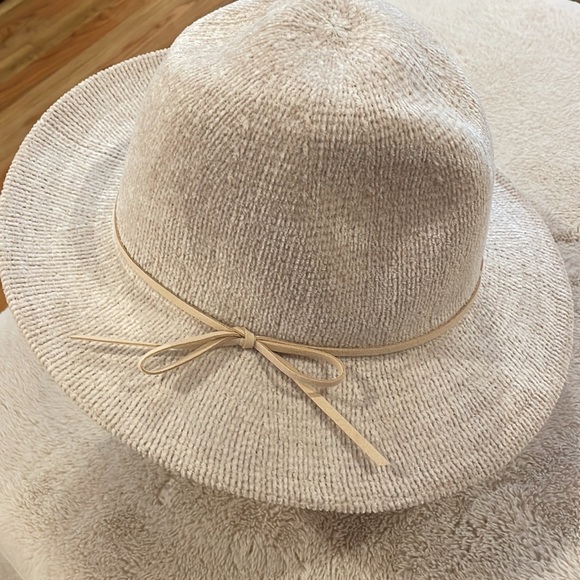 Neutral hat perfect for spring. - Picture 6 of 6